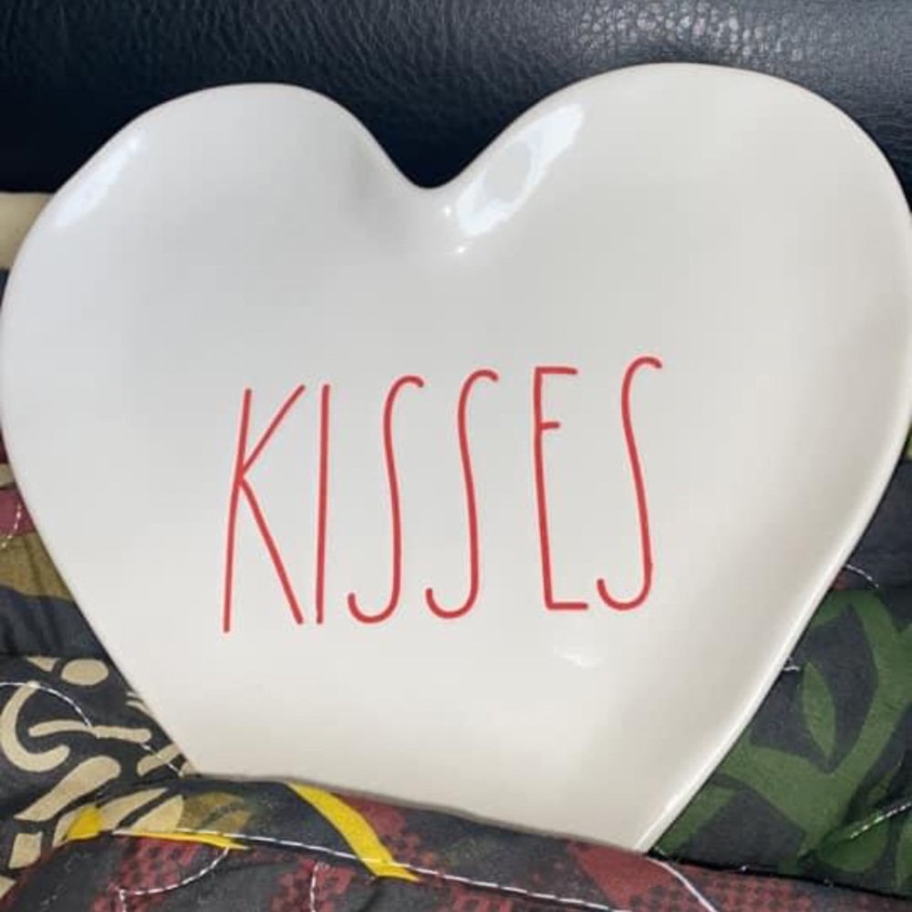 Rae Dunn “kisses” pottery plate